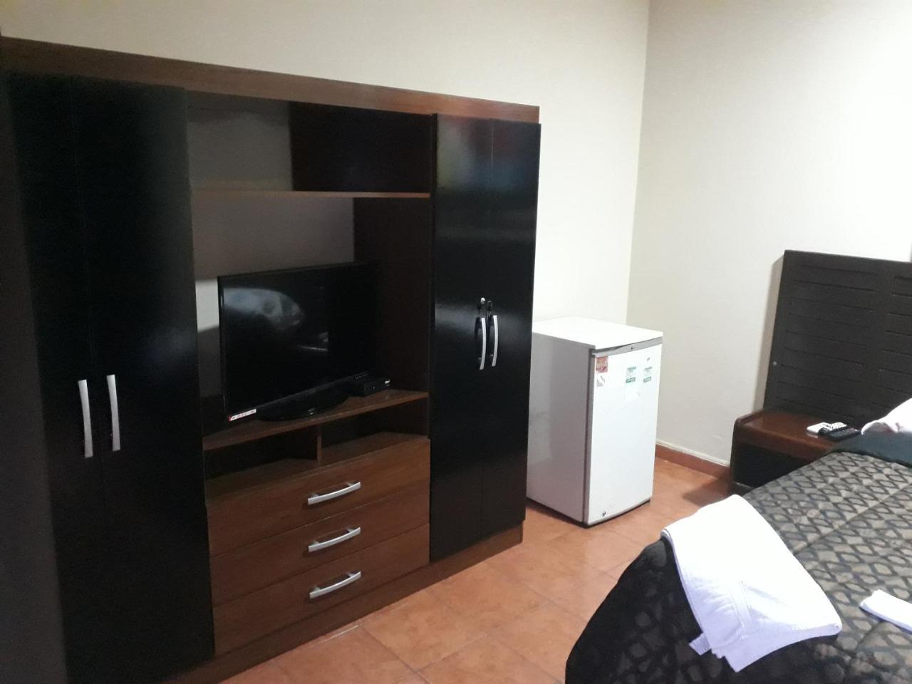 Residencia Leones De Castilla Ασουνσιόν Εξωτερικό φωτογραφία
